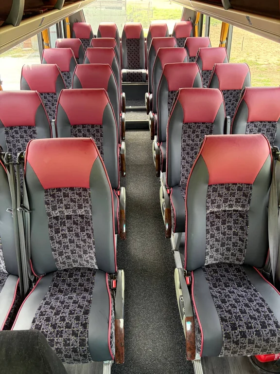 Corridoio centrale e sedili reclinabili del minibus GiroMunna