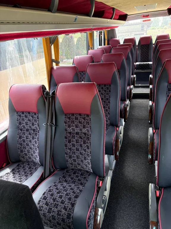 Sedili del minibus con rivestimenti in pelle e tessuto bordeaux